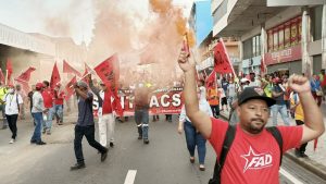 Foto de manifestação com bandeiras vermelhas