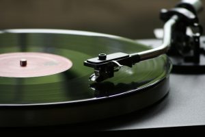 Disco de vinil tocando em uma vitrola