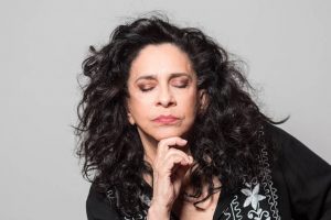 gal costa posa de olhos fechados