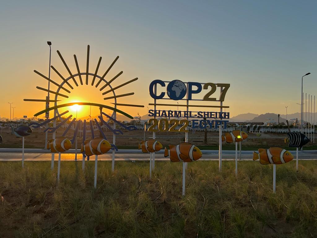 foto do painel de entrada do evento COP 27