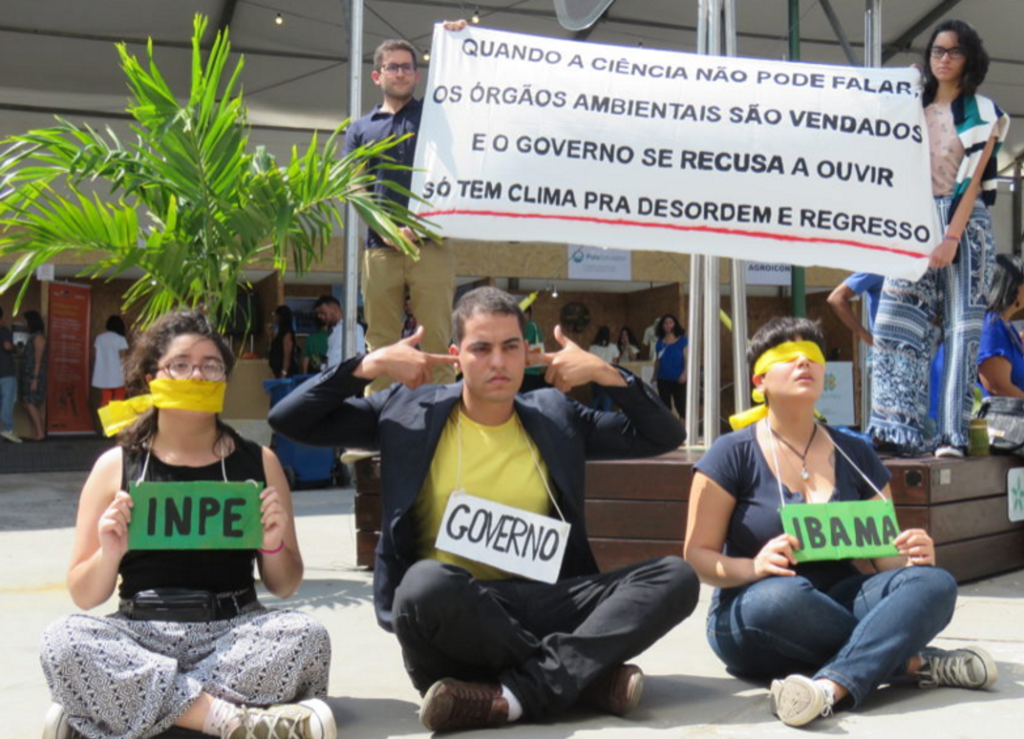 Ativistas climáticos da ONG Engajamundo fazem protesto silencioso no Climate Week, em 2019