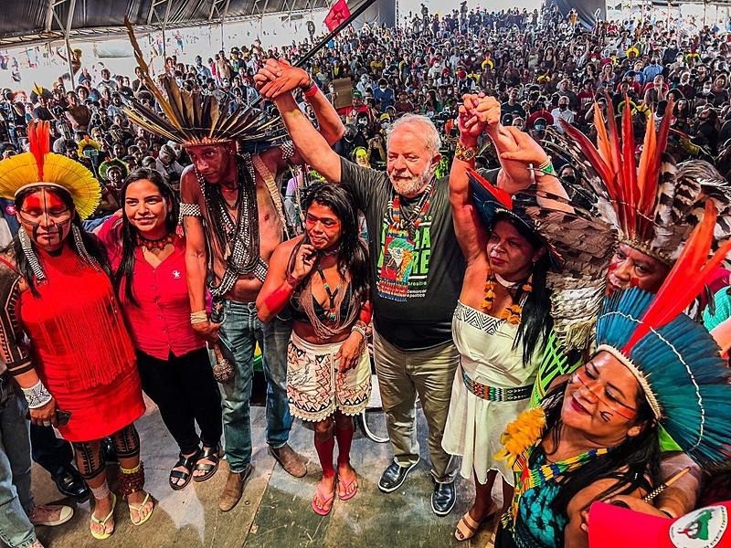 COP 27: Foto de Lula com representantes da APIB em meio a multidão no Acampamento terra livre