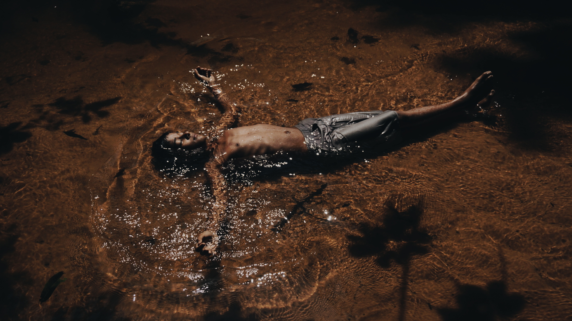 O menino Abner toma banho no Rio das Morte, fonte de subsistência do Assentamento Alegre, em Riachão, Maranhão, 2019. Foto: Andressa Zumpano