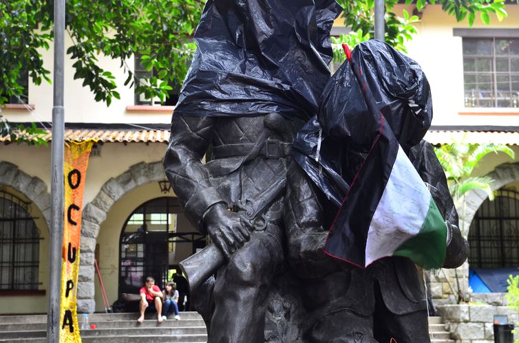 Estátua de Fernão Dias em escola ocupada