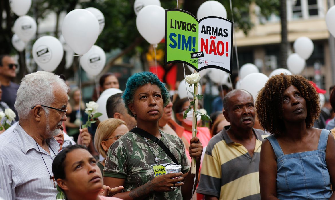 Professores de São Paulo protestam contra a violência nas escolas em frente à Secretaria de Educação, na Praça da República, após o ataque na escola Thomazia Montoro. Foto: Fernando Frazão/Agência Brasil