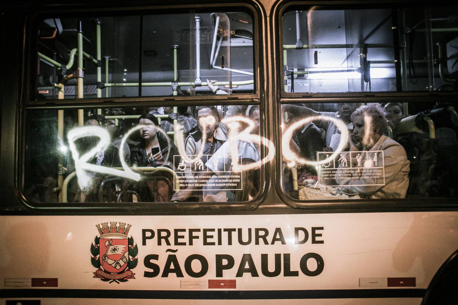 Ônibus pichado durante protestos contra o aumento em São Paulo em junho de 2013 | Foto: Rafael Vilela