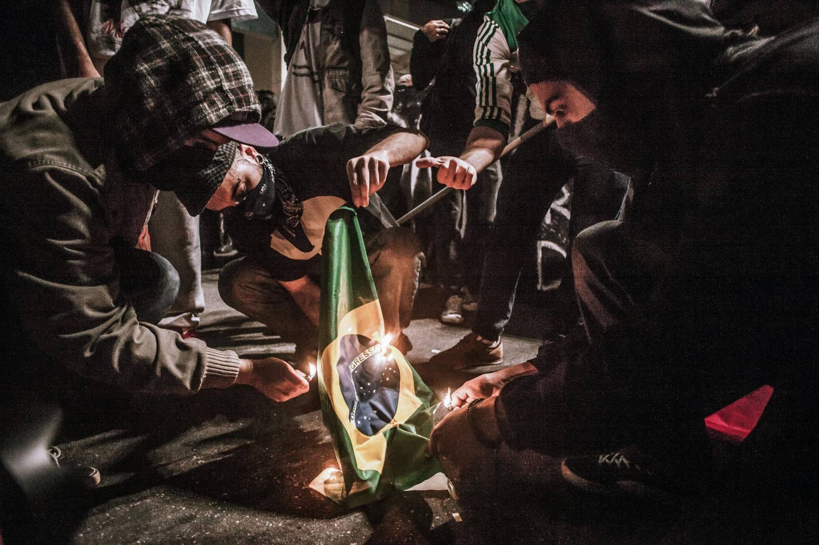 Manifestantes queimam a bandeira do Brasil em 20 de junho de 2013 | Foto: Rafael Vilela