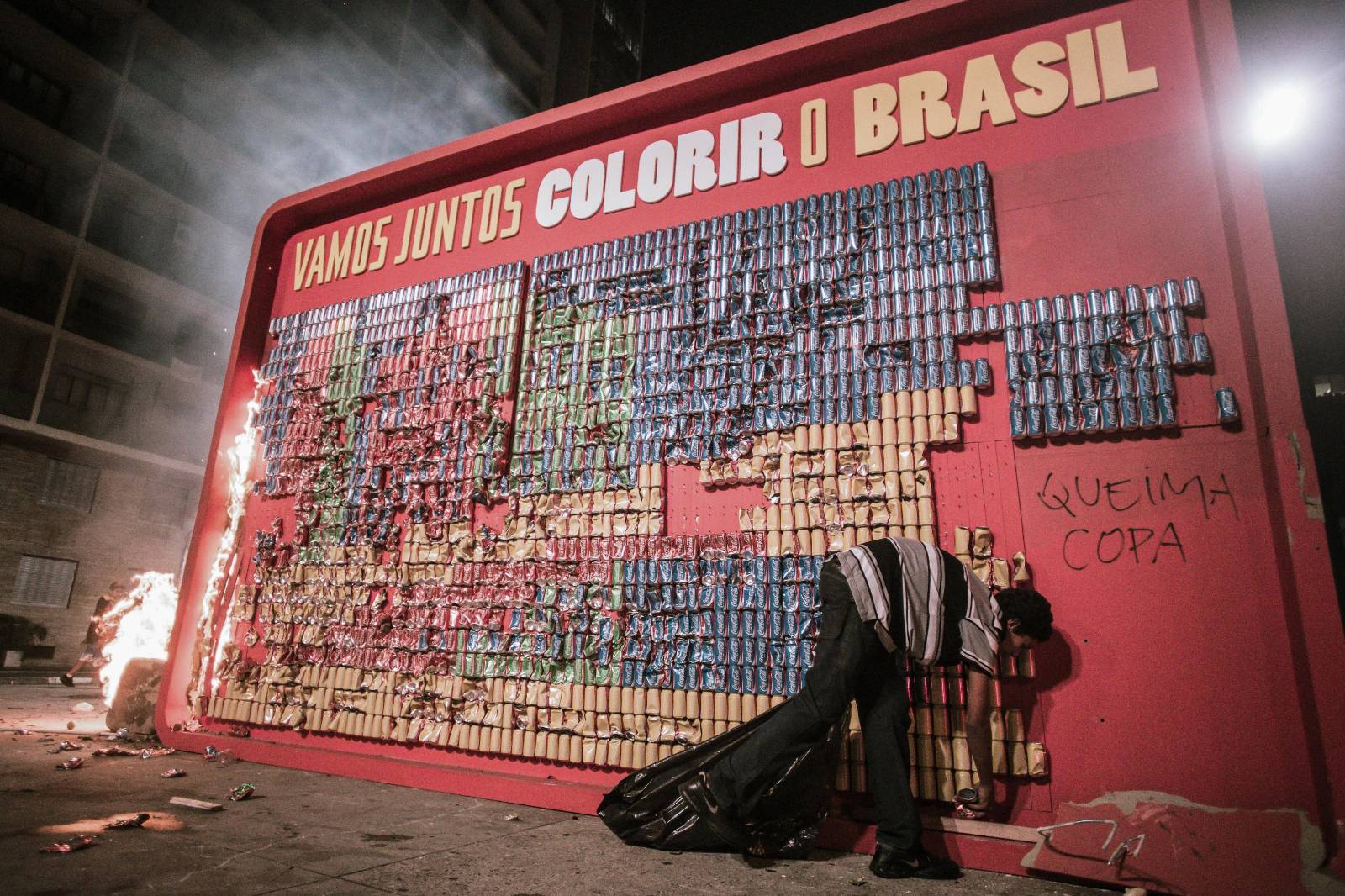 Catador de latinha recolhe latas de painel da Copa em junho de 2013 | Foto: Rafael Vilela