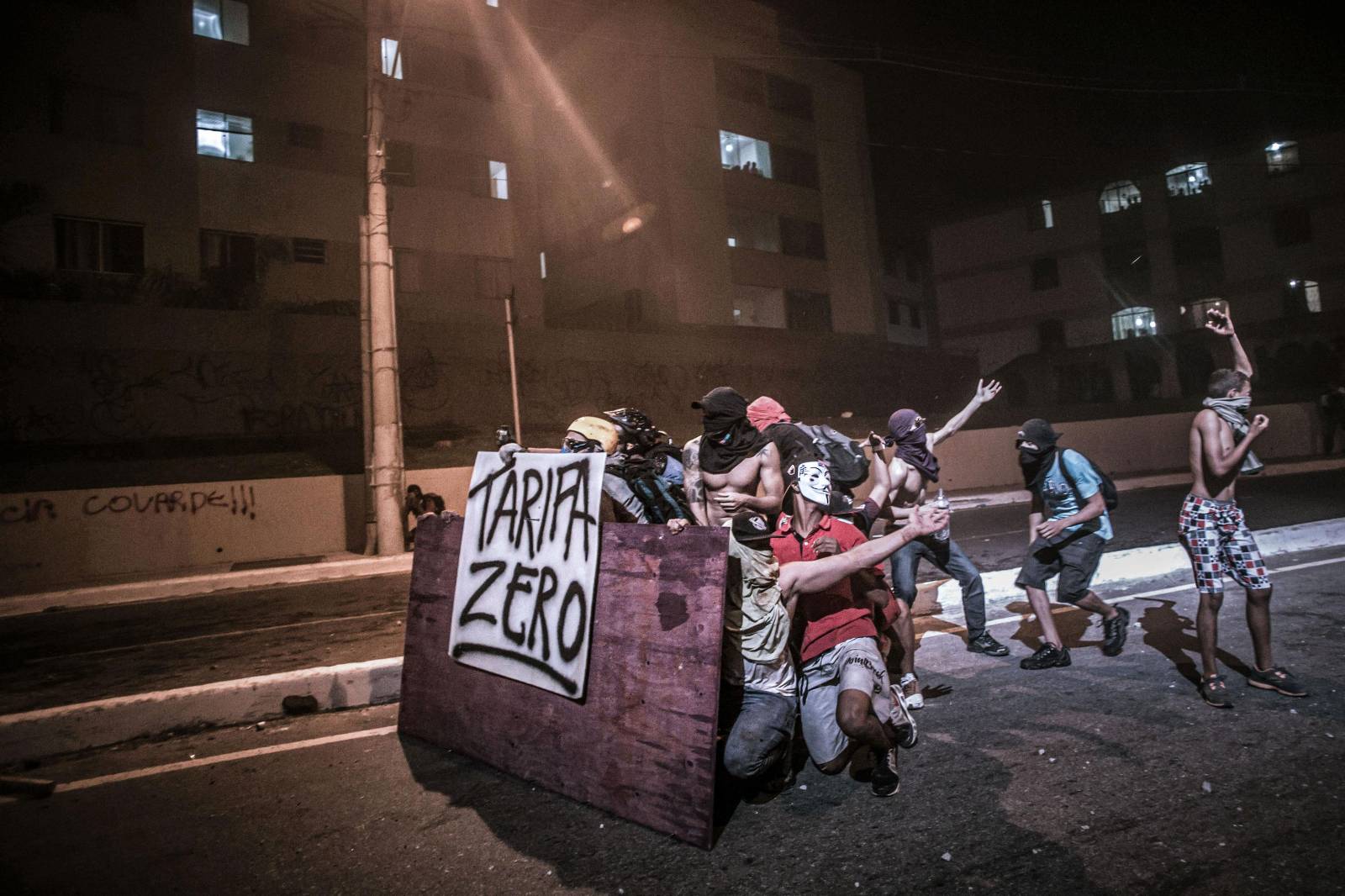 Manifestantes fazem barricada em Belo Horizonte em junho de 2013 | Foto: Rafael Vilela