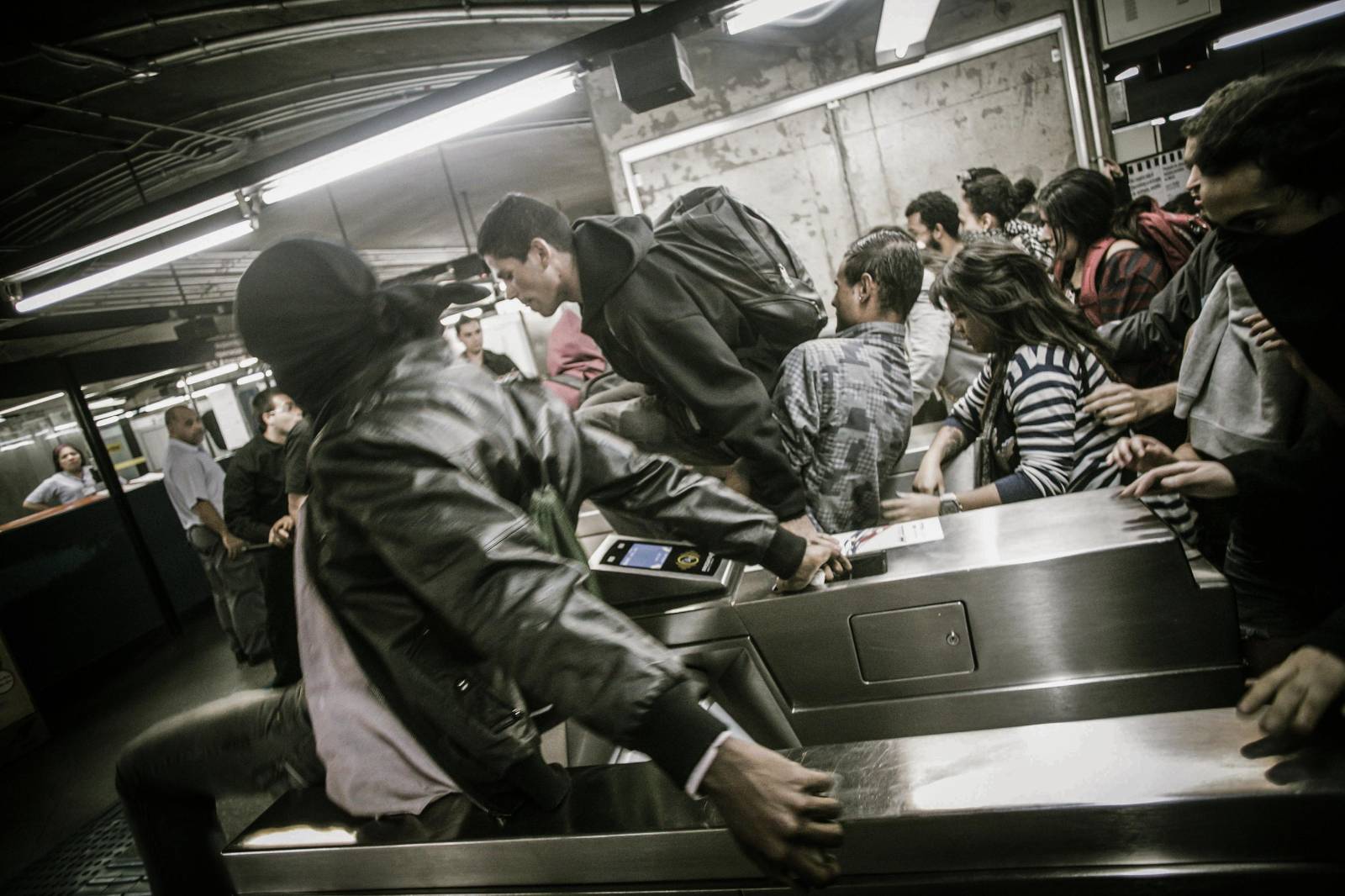 Pessoas pulam catraca do metrô em ato contra aumento em junho de 2013 | Foto: Rafael Vilela