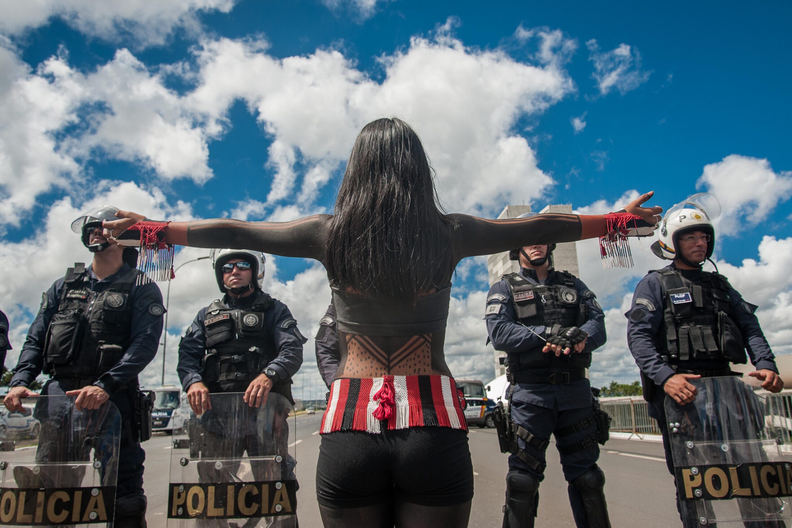 Poiciais militares de Brasília barram indígenas qeu participavam do Acampamento Terra Livre. A marcha seguia em direção ao Supremo Tribunal Federal, onde entregaram carta de reivindicações contra a tese do Marco Temporal.