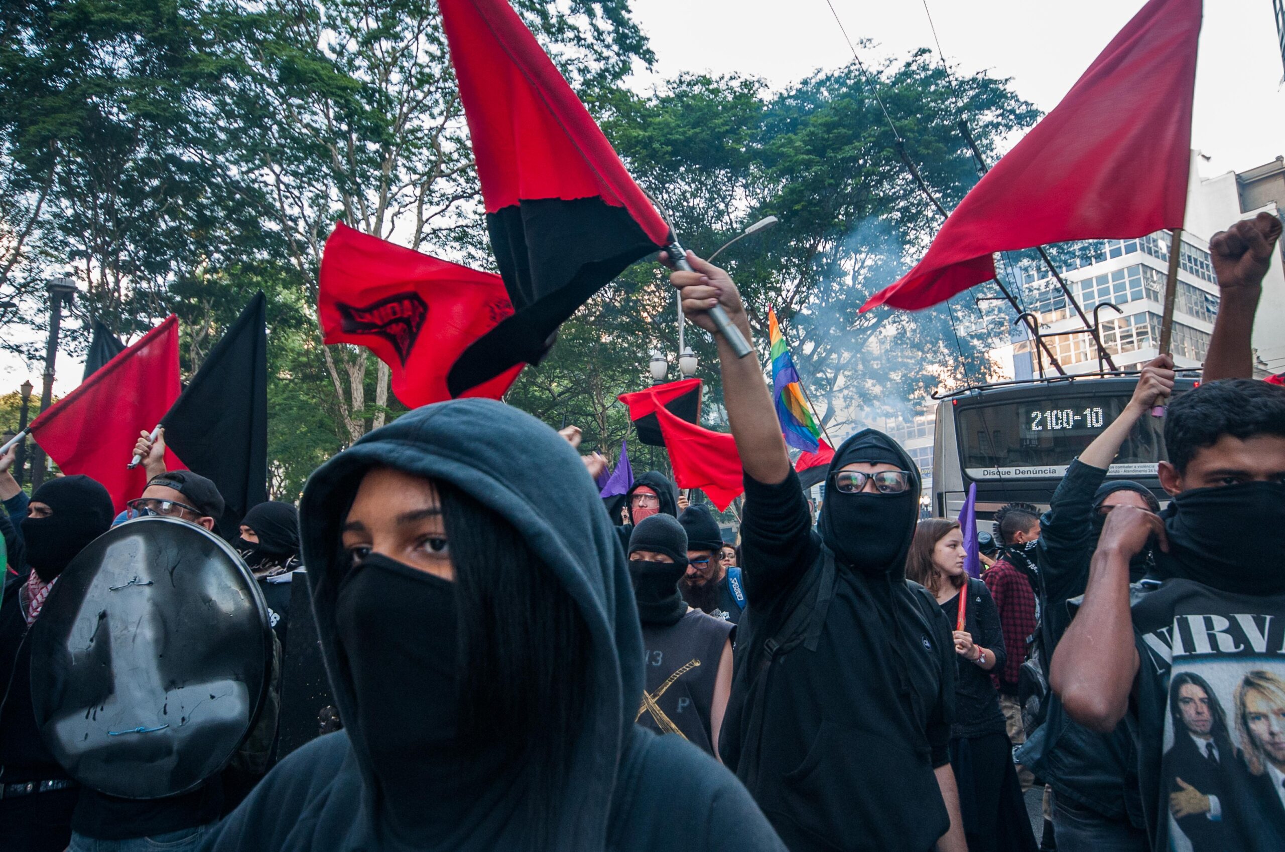 Black Blocs durante protesto antifascista realizado na cidade de São Paulo