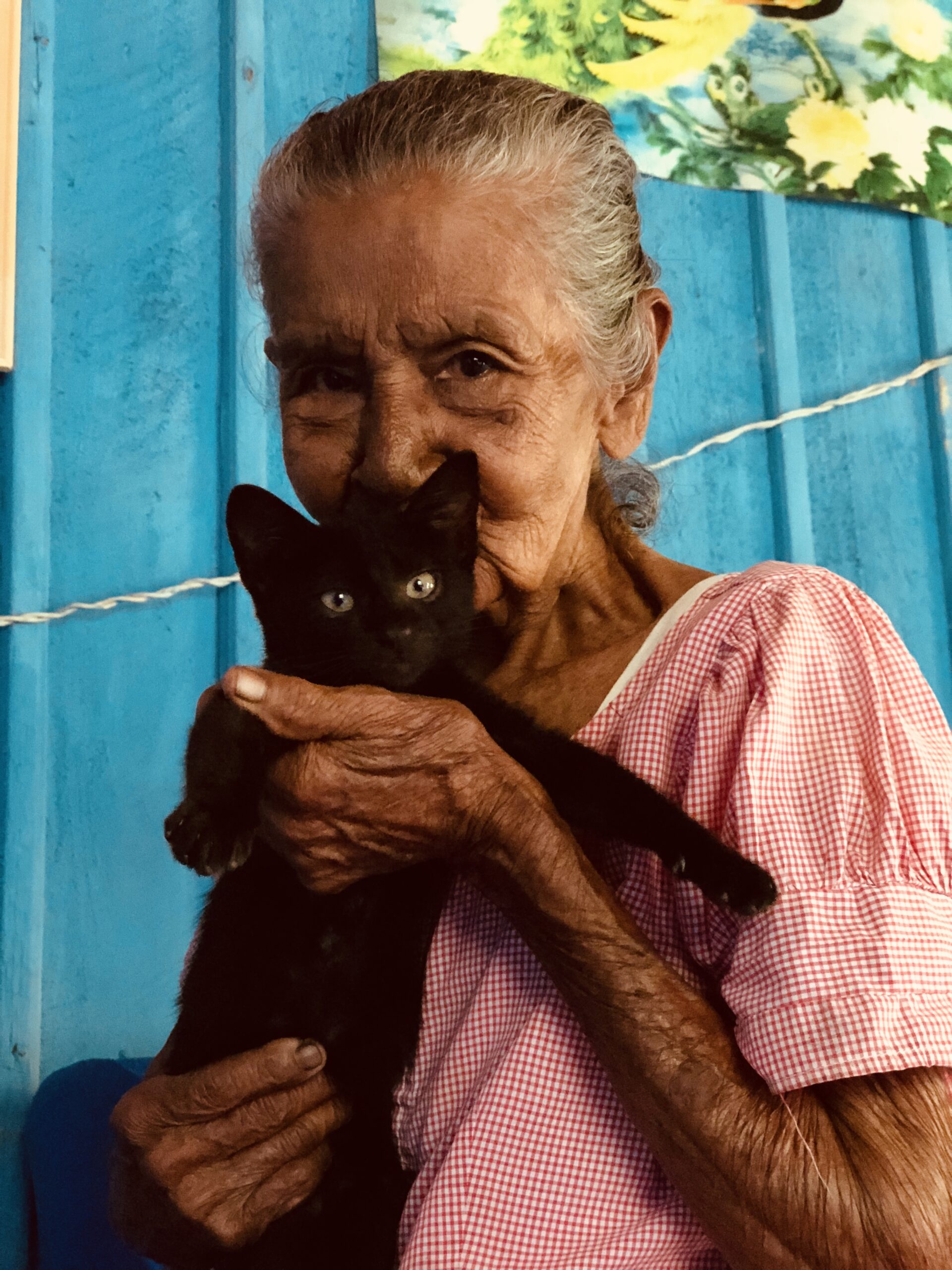 Dona Angélica e Açaí, em sua casa na Ilha do Combu, 2018. l Foto: Nay Jinkss/Escola de Ativismo/Todos direitos reservados
