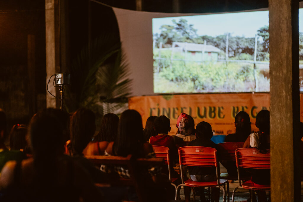 Barco leva cinema para comunidades da Amazônia