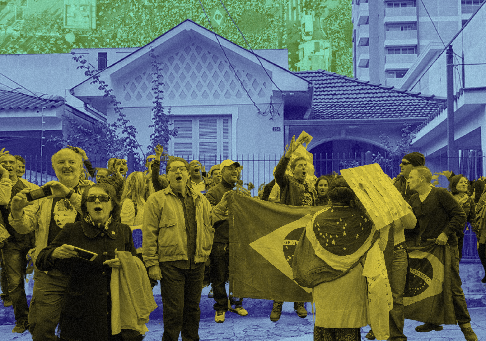 Pessoas protestam em frente a uma casa, segurando bandeiras do Brasil