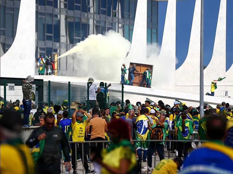 Manifestantes de extrema-direita tentam invadir o Palácio do Planalto, em Brasília