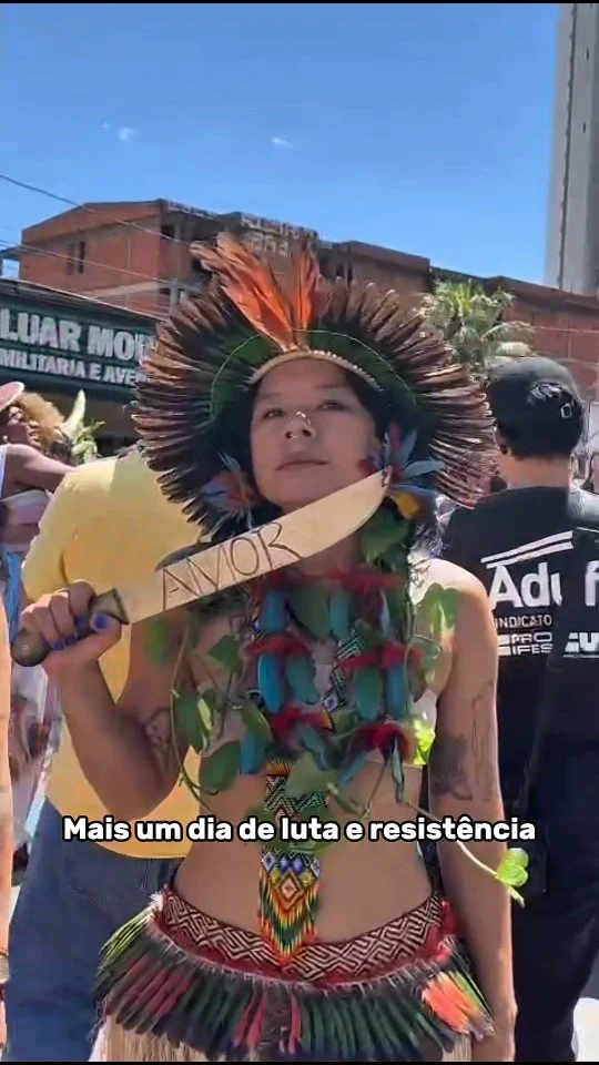 Dia 24 de maio é o Dia dos Povos Ciganos. E o que você sabe sobre essa população presente em tantas partes do Brasil e do mundo? Já parou para pensar que talvez o que você “conheça” seja  parte dos estereótipos criados e espalhados de forma preconceituosa? 

Os povos ciganos fazem parte do grupo de Povos e Comunidades Tradicionais reconhecidos nacionalmente, assim como indígenas, quilombolas, ribeirinhos e tantos outros. 

Lideranças ciganas afirmam que a falta de informações e de ações das autoridades impedem o conhecimento pleno sobre esses povos e deixam as comunidades sem acesso a serviços públicos de qualidade, que respeitem suas especificidades e modos de vida. Tudo isso gera violações de direitos, violências e um movimento de apagamento dos povos que são fontes inesgotáveis de cultura e diversidade. 

As ativistas ciganas Sara Macedo (@cigana_e_dissimulada) e Hayanne Iovanovitchi (@hay.iovanovitchi), do Coletivo Ciganagens (@ciganagens) conversaram com a jornalista quilombola Letícia Queiroz (@letiqueirozf) sobre o movimento de luta, dos desafios em alcançar um mundo mais justo e digno e da manutenção da cultura, modos de vida e oralidade forte e orgânica. 
Leia o texto “Ativismo cigano desafia estigmas e busca visibilidade e políticas públicas​” publicado no site da Escola de Ativismo e saiba mais sobre essa luta. Acesse ativismo.org.br

#ativismo #povosciganos #povostradicionais #comunidadecigana