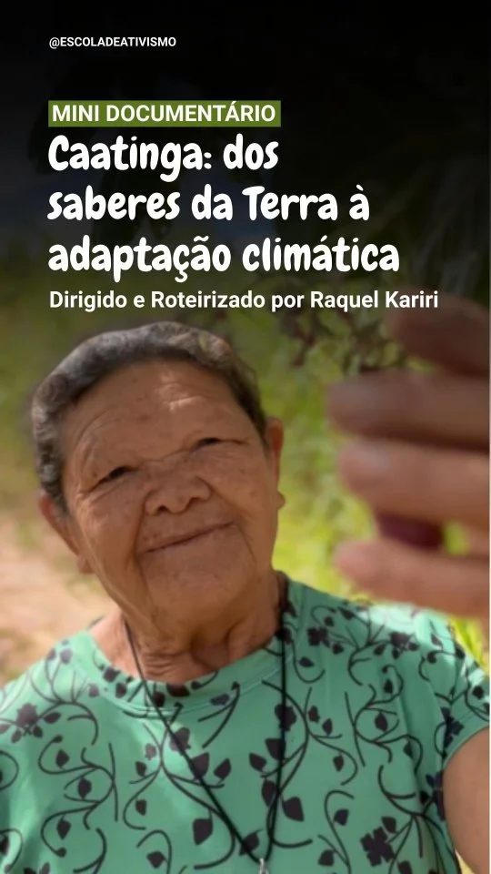 ☀️ “Quente, seca e sem vida.” É assim que historicamente a Caatinga e o semiárido brasileiro vem sendo retratados, mas, e se tudo que você ouviu e viu não corresponde à realidade? 🤔

O minidoc "Caatinga: dos saberes da Terra à adaptação climática" roteirizado e dirigido por Raquel Kariri, coloca em xeque os discursos racistas e colonialistas de falta e escassez e se dedica a revelar a potência e os ensinamentos desse bioma para a crise climática em curso. 

Pelos olhares de Dona Ana da Silva, Nelzilane Oliveira (@nelzilaneoliveira) e Carlos Magno (@carlosmagno_mm), vamos entender como a Caatinga é um bioma resiliente e seus povos acumulam milênios de experiências em adaptação climática. 🌱

➡️ Assim lançamos a pergunta: em um planeta que não para de aquecer, quem melhor que os povos caatingueiros para ensinar e oferecer respostas aos desafios que se apresentam?

Ficha Técnica: 
- Ideação, Roteiro e Direção: Raquel Kariri (@raquelparis__)
- Edição e Fotografia: Dani Arakati (@arakatifilmes, @kixelosim) 
- Música original: Jean Alex Macambira (@jeanalexmacambira)
- Música Adicional: Suíte do Caldeirão da Santa Cruz
- Edição de GC: Yasmin Ariadne, Samia Costa, Raquel Araújo, Dani Arakati
- Realização e apoio: Escola de Ativismo 

Agradecimentos especiais: À Caatinga, Agricultoras e agricultores do semiárido brasileiro, Centro Sabiá, Articulação do Semiárido Brasileiro, Sítio Campo Alegre/Crato-CE, Chapada do Araripe.

#escoladeativismo #caatinga #adaptacaoclimatica #resilencia #semiarido #criseclimatica #justicaclimatica